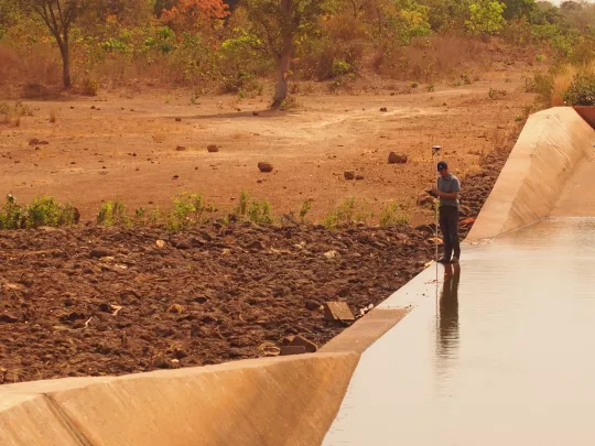 Ouvrier sur chantier irrigation